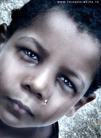 Portfólio de fotografia criança negra chorando com olhos brilhantes por thiago benlev carneiro