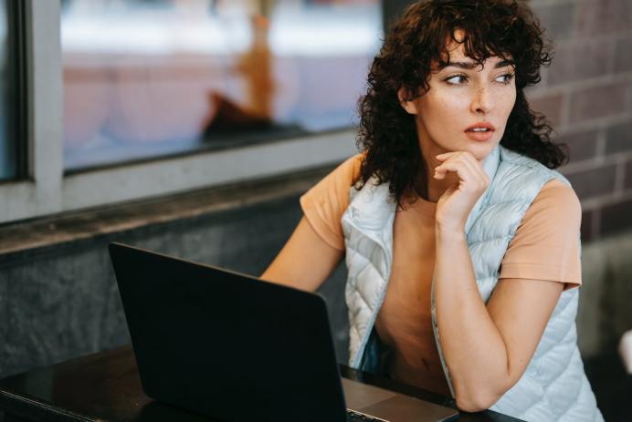 Metroopinion:"Simples, te pago em dólar e você responde"