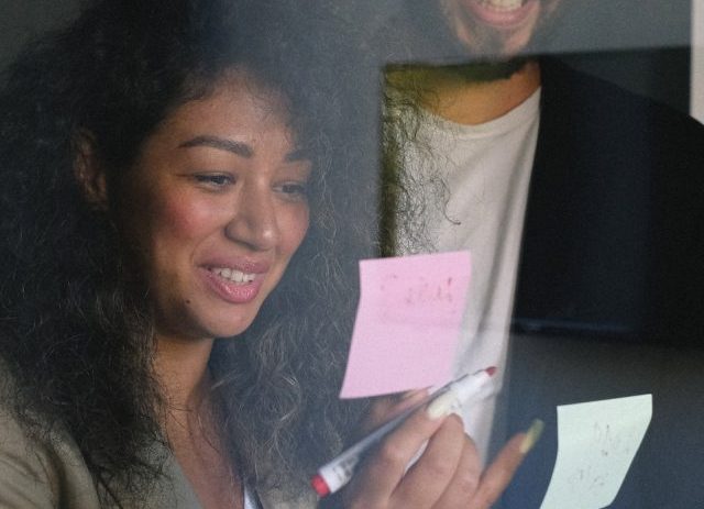 Como transformar um blog em um negócio lucrativo: estratégias de monetização Descubra como aumentar sua receita com um blog e atrair parcerias valiosas para seu negócio. Você já se imaginou alcançando uma conquista tão grande que tudo em sua vida mudasse em um piscar de olhos? Sentir o coração bater forte, a respiração ofegante, as cores do mundo ao seu redor se tornando mais vivas, mais intensas? Pois bem, imagine-se por um momento como alguém que não tinha talento e, em apenas um mês, conquistou a incrível quantia de 130 mil Reais com um único texto para o blog. Parece inacreditável, não é mesmo? Mas foi exatamente o que aconteceu com um empreendedor que desenvolveu uma estratégia única para aumentar sua receita no Google Adsense. Se você também quer descobrir como alcançar essa conquista incrível, continue lendo este artigo.