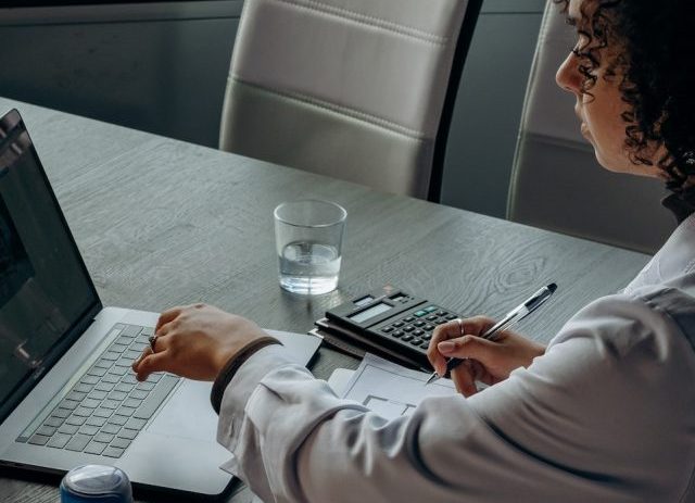 NOVO NEGÓCIO DIGITAL MILIONÁRIO - Quanto ganha um blog com 100 mil visualizações? - Escrevendo um blog