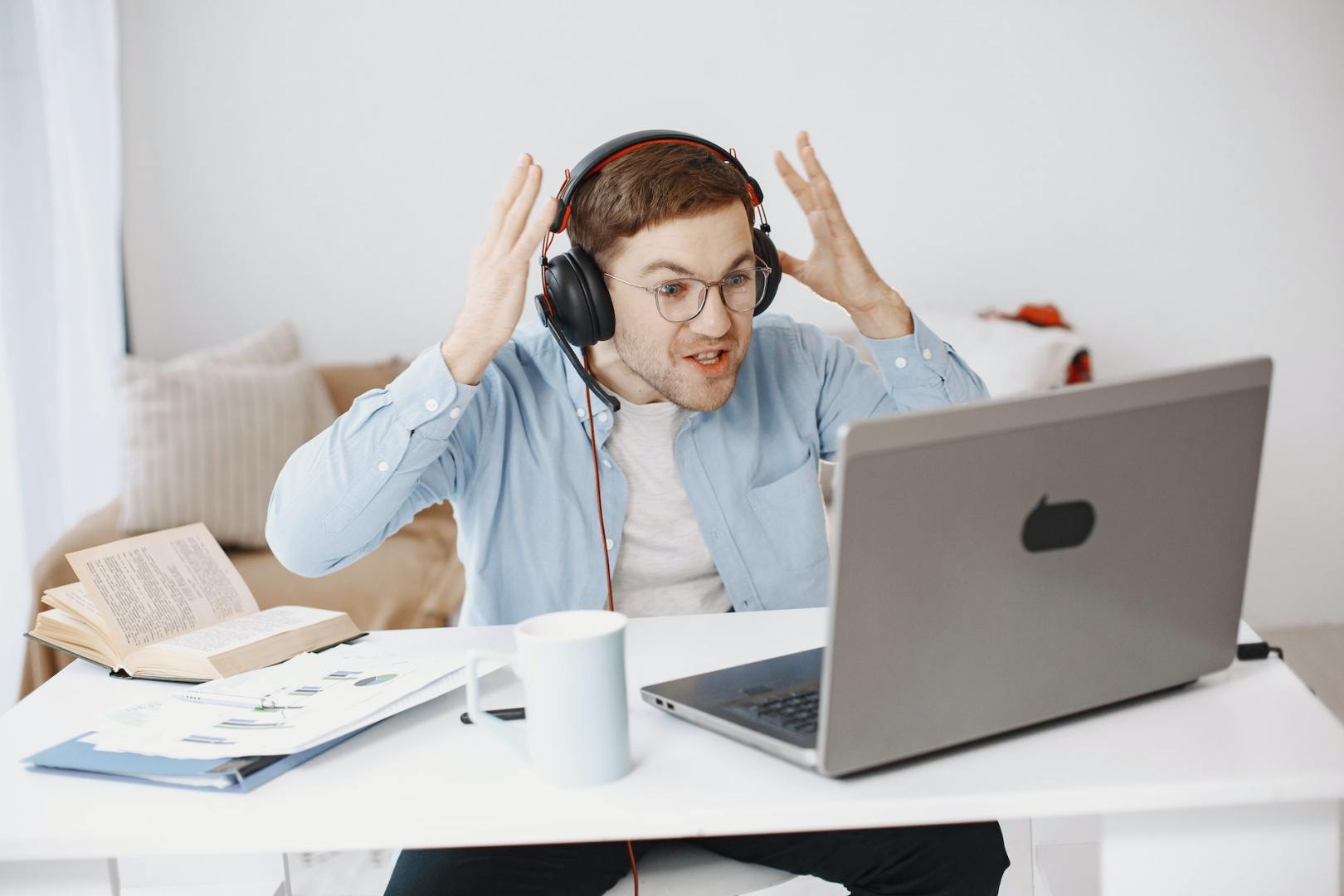 MARKETING DE LANÇAMENTO DIGITAL - O que um Lançador faz? Como encontrar um lançador? Lançamento dá trabalho e tem lançador que pode ajudar você. Homem gritando no computador.