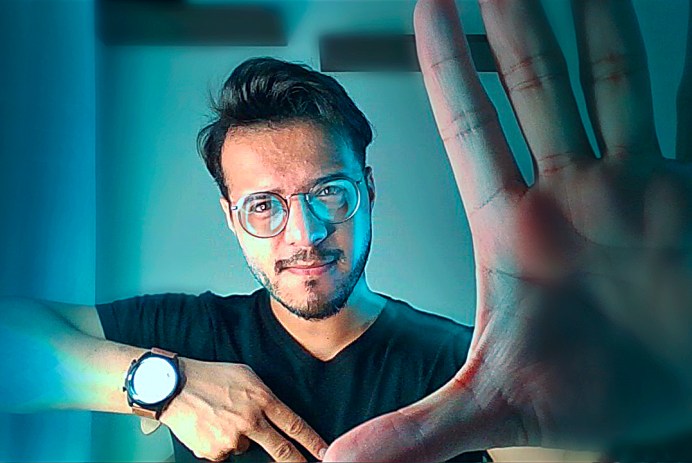 Foto de thiago COMO PERDER DEFINITIVAMENTE O MEDO DE VENDER E FALAR EM PÚBLICO Se você é uma pessoa que se sente ansiosa ou insegura ao falar em público ou ao vender um produto, não precisa mais se preocupar. A boa notícia é que com esforço, preparação e aplicação de técnicas de persuasão, qualquer pessoa pode se tornar um grande vendedor e um orador confiante e persuasivo. Neste artigo, vamos discutir algumas estratégias e táticas que ajudarão você a superar o medo de vender e falar em público. Um dos principais obstáculos para muitas pessoas que estão começando a vender é o medo da rejeição. Afinal, ninguém gosta de ser rejeitado ou de sentir que está incomodando alguém. No entanto, é importante lembrar que, ao vender um produto ou serviço, você está oferecendo algo que pode ajudar a resolver um problema ou atender a uma necessidade do cliente. Se você se concentrar nos benefícios que seu produto oferece e como ele pode melhorar a vida do cliente, você será capaz de transmitir essa mensagem com mais confiança e convicção. Outra estratégia eficaz é o pré-venda, ou pré-aquecimento do cliente. Nessa etapa, você prepara o terreno para a venda, fornecendo informações e conhecimentos relevantes sobre o produto ou serviço que está oferecendo. Isso ajuda o cliente a entender os benefícios e a necessidade do produto antes mesmo de você fazer uma oferta. Com o pré-venda, você pode gerar um desejo tão forte que o cliente já estará disposto a comprar antes mesmo de você começar a vender. Além disso, a ancoragem é uma técnica poderosa para gerar confiança e credibilidade. Por exemplo, se você estiver usando um uniforme ou vestindo uma roupa que indica autoridade e expertise, isso pode ajudar a aumentar a confiança do cliente em sua capacidade de fornecer um produto ou serviço de qualidade. Da mesma forma, exibir certificações e diplomas pode ajudar a estabelecer sua autoridade e competência em um determinado assunto. A prova social e documental também são importantes. Mostrar resultados anteriores e testemunhos de clientes satisfeitos pode ajudar a tranquilizar o cliente e reduzir o medo de perder dinheiro na compra. Comprovantes de pagamento, avaliações positivas e depoimentos também são formas eficazes de provar a qualidade e a eficácia do seu produto ou serviço. Para se tornar um vendedor mais persuasivo e confiante, você também pode aplicar gatilhos mentais, como o da autoridade e o da prova social. Isso significa usar palavras e linguagem que criem uma sensação de confiança e credibilidade em você e em seu produto. Ao mesmo tempo, é importante ter um discurso fluente e agradável, que faça com que o cliente se sinta à vontade e confortável para discutir suas necessidades e preocupações.