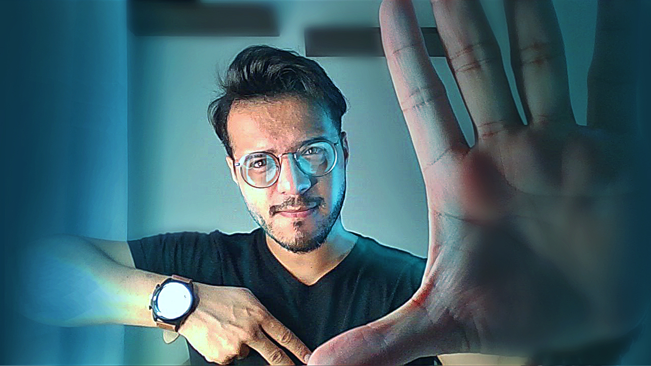 Foto de thiago COMO PERDER DEFINITIVAMENTE O MEDO DE VENDER E FALAR EM PÚBLICO Se você é uma pessoa que se sente ansiosa ou insegura ao falar em público ou ao vender um produto, não precisa mais se preocupar. A boa notícia é que com esforço, preparação e aplicação de técnicas de persuasão, qualquer pessoa pode se tornar um grande vendedor e um orador confiante e persuasivo. Neste artigo, vamos discutir algumas estratégias e táticas que ajudarão você a superar o medo de vender e falar em público. Um dos principais obstáculos para muitas pessoas que estão começando a vender é o medo da rejeição. Afinal, ninguém gosta de ser rejeitado ou de sentir que está incomodando alguém. No entanto, é importante lembrar que, ao vender um produto ou serviço, você está oferecendo algo que pode ajudar a resolver um problema ou atender a uma necessidade do cliente. Se você se concentrar nos benefícios que seu produto oferece e como ele pode melhorar a vida do cliente, você será capaz de transmitir essa mensagem com mais confiança e convicção. Outra estratégia eficaz é o pré-venda, ou pré-aquecimento do cliente. Nessa etapa, você prepara o terreno para a venda, fornecendo informações e conhecimentos relevantes sobre o produto ou serviço que está oferecendo. Isso ajuda o cliente a entender os benefícios e a necessidade do produto antes mesmo de você fazer uma oferta. Com o pré-venda, você pode gerar um desejo tão forte que o cliente já estará disposto a comprar antes mesmo de você começar a vender. Além disso, a ancoragem é uma técnica poderosa para gerar confiança e credibilidade. Por exemplo, se você estiver usando um uniforme ou vestindo uma roupa que indica autoridade e expertise, isso pode ajudar a aumentar a confiança do cliente em sua capacidade de fornecer um produto ou serviço de qualidade. Da mesma forma, exibir certificações e diplomas pode ajudar a estabelecer sua autoridade e competência em um determinado assunto. A prova social e documental também são importantes. Mostrar resultados anteriores e testemunhos de clientes satisfeitos pode ajudar a tranquilizar o cliente e reduzir o medo de perder dinheiro na compra. Comprovantes de pagamento, avaliações positivas e depoimentos também são formas eficazes de provar a qualidade e a eficácia do seu produto ou serviço. Para se tornar um vendedor mais persuasivo e confiante, você também pode aplicar gatilhos mentais, como o da autoridade e o da prova social. Isso significa usar palavras e linguagem que criem uma sensação de confiança e credibilidade em você e em seu produto. Ao mesmo tempo, é importante ter um discurso fluente e agradável, que faça com que o cliente se sinta à vontade e confortável para discutir suas necessidades e preocupações.